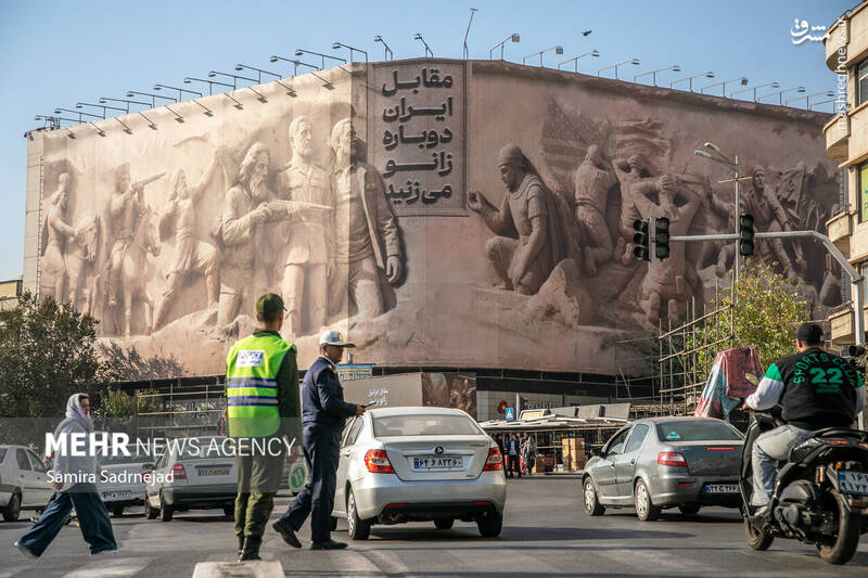 عکس / رونمایی از طرح جدید دیوارنگاره میدان انقلاب 9