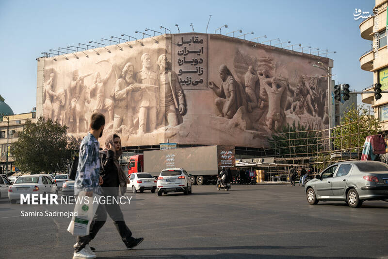 عکس / رونمایی از طرح جدید دیوارنگاره میدان انقلاب 8