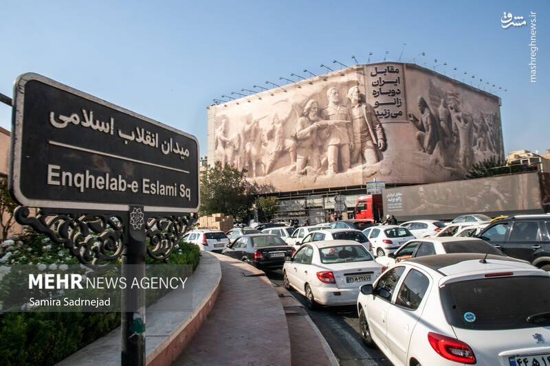 عکس / رونمایی از طرح جدید دیوارنگاره میدان انقلاب 5