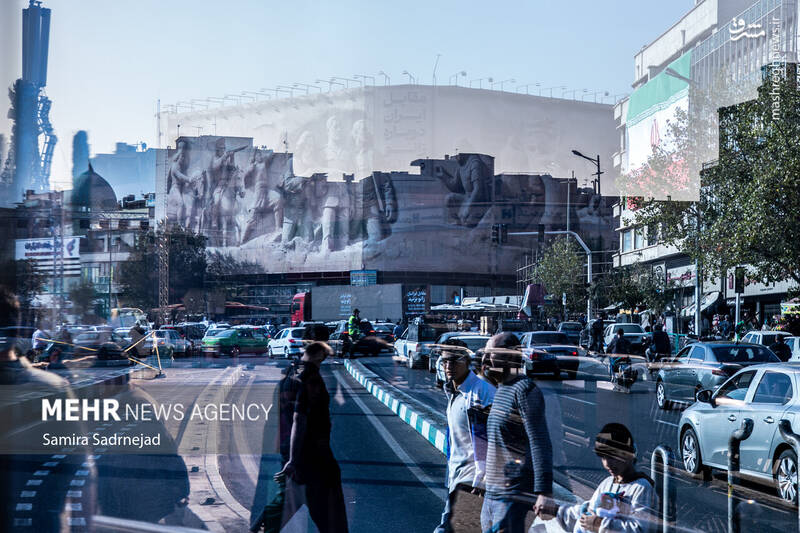 عکس / رونمایی از طرح جدید دیوارنگاره میدان انقلاب 3