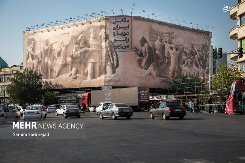عکس / رونمایی از طرح جدید دیوارنگاره میدان انقلاب 2