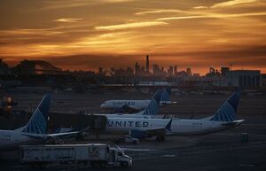 سیستم هوانوردی آمریکا مختل شد/ لغو صدها پرواز در پی تعطیلی دولت ترامپ