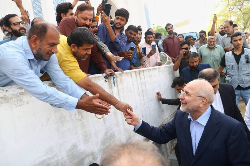 عکس/ حضور قالیباف در نماز جمعه مسجد یثرب کراچی