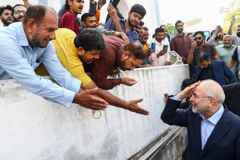 عکس/ حضور قالیباف در نماز جمعه مسجد یثرب کراچی