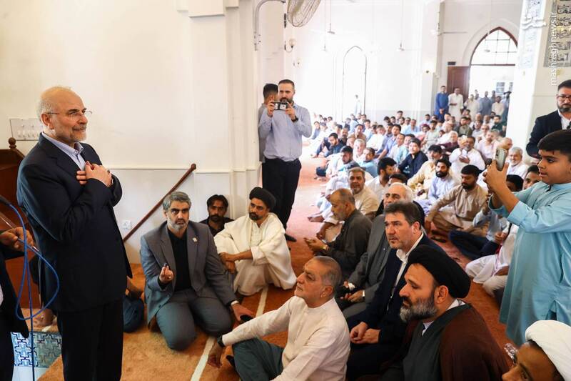 عکس/ حضور قالیباف در نماز جمعه مسجد یثرب کراچی