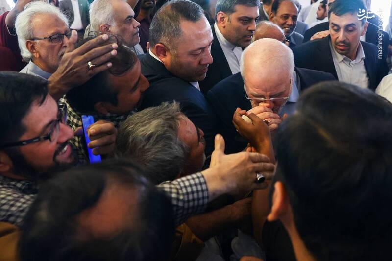 عکس/ حضور قالیباف در نماز جمعه مسجد یثرب کراچی