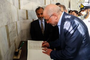 دست‌خط قالیباف در دفتر یادبود مزار محمدعلی جناح