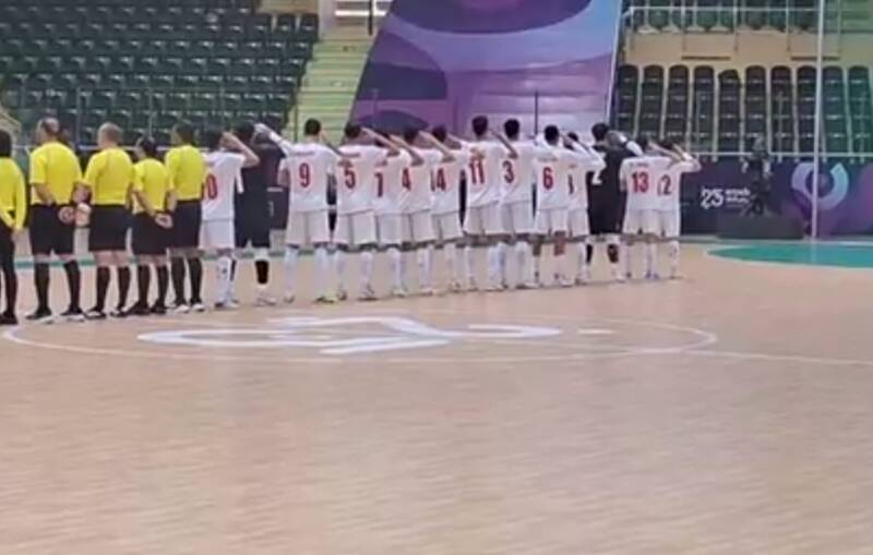 فیلم/ سلام نظامی بازیکنان تیم ملی فوتسال پیش از شروع بازی با ...