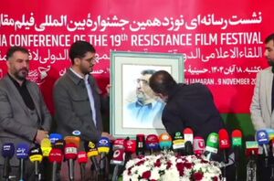 فیلم/ بوسه فرزند شهید محمود باقری بر تابلوی نقاشی پدرش