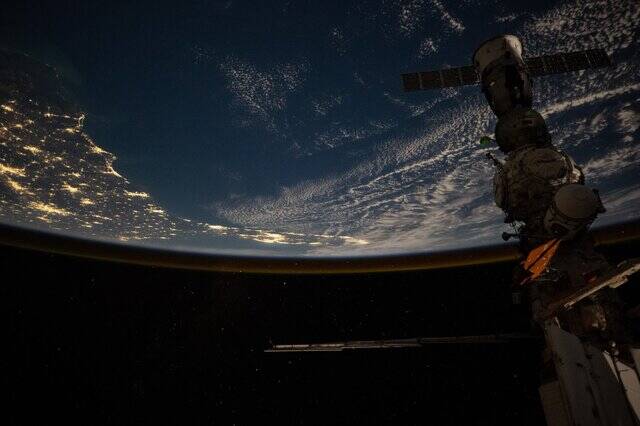 وقتی ساکنان فضا و زمین از یکدیگر عکس می‌گیرند 3