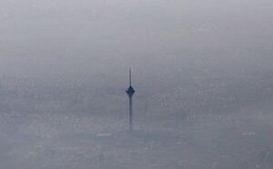 عکس/ برج میلاد ایستاده در غبار