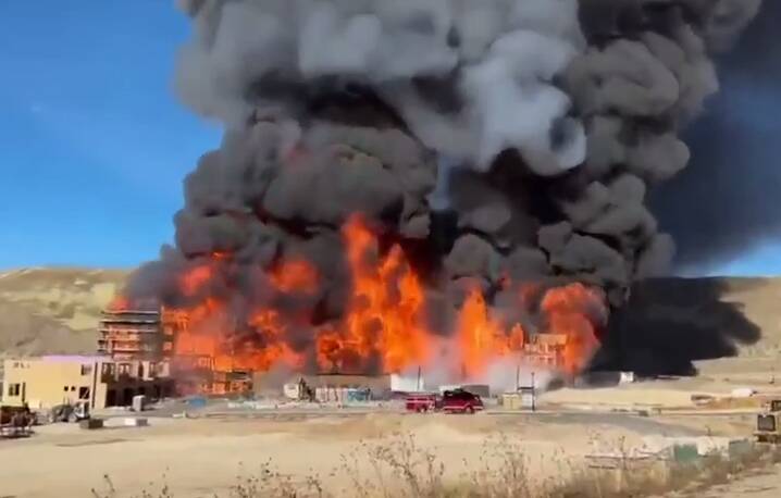  آتش‌سوزی عظیم در یک مجتمع مسکونی در آمریکا