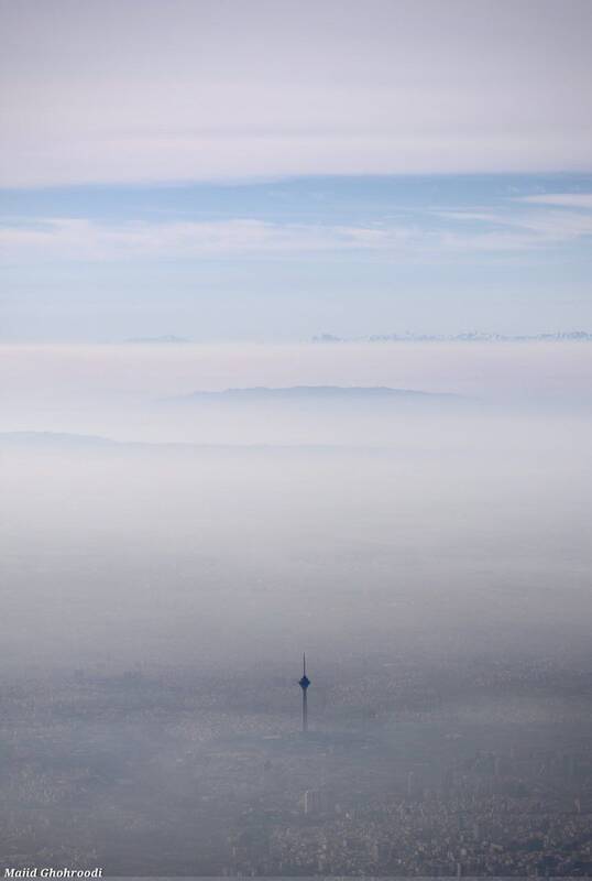 عکس / برج میلاد ایستاده در غبار