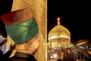 عکس / غبارروبی گنبد نورانی حرم سیدالشهدا (ع)