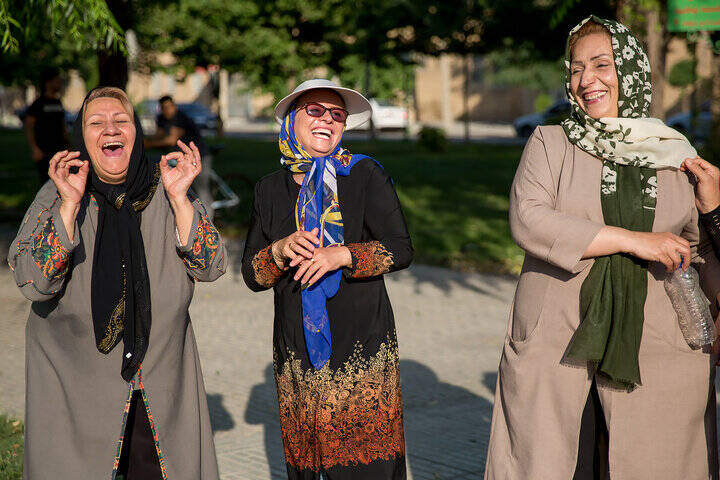 پشت پرده خندههای عصبی، از شرمندگی تا درمان