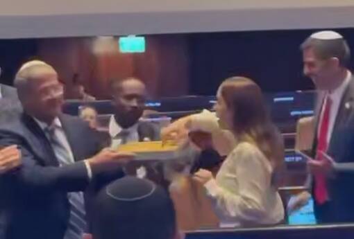 فیلم/ پخش باقلوا توسط بن گویر در کنست برای اعدام فلسطینی‌ها