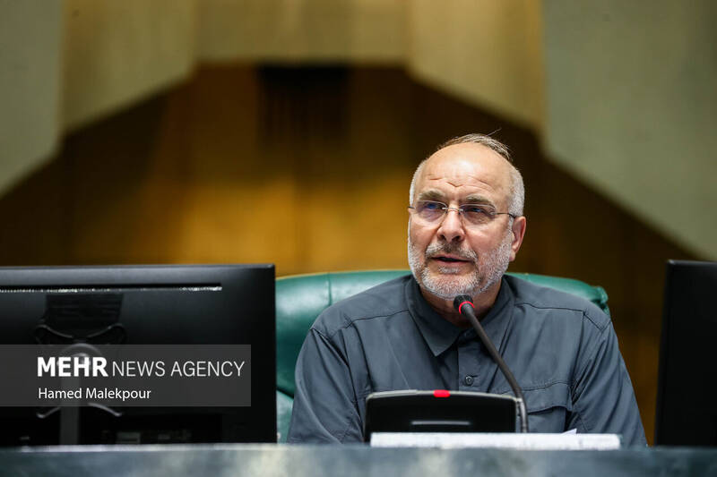 جلسه بررسی اجرای برنامه هفتم در صحن علنی مجلس با حضور رئیس جمهور