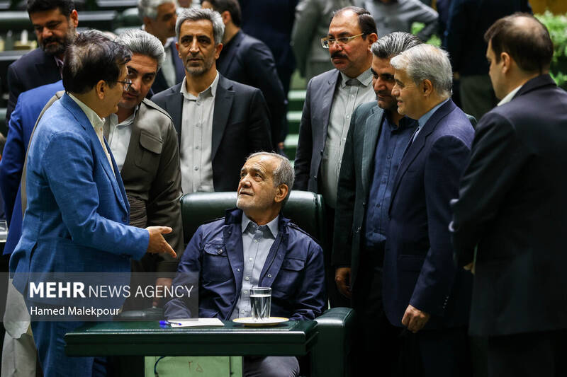 جلسه بررسی اجرای برنامه هفتم در صحن علنی مجلس با حضور رئیس جمهور