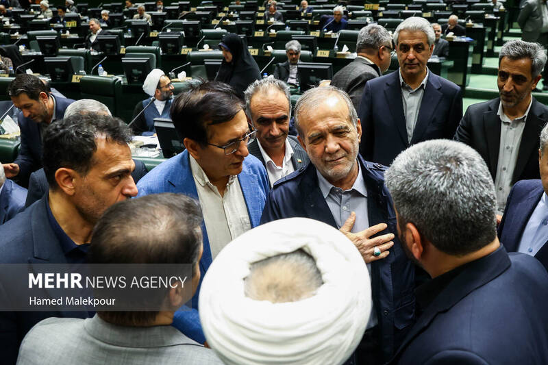 جلسه بررسی اجرای برنامه هفتم در صحن علنی مجلس با حضور رئیس جمهور