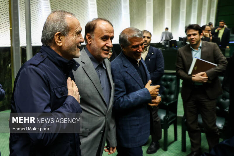 جلسه بررسی اجرای برنامه هفتم در صحن علنی مجلس با حضور رئیس جمهور