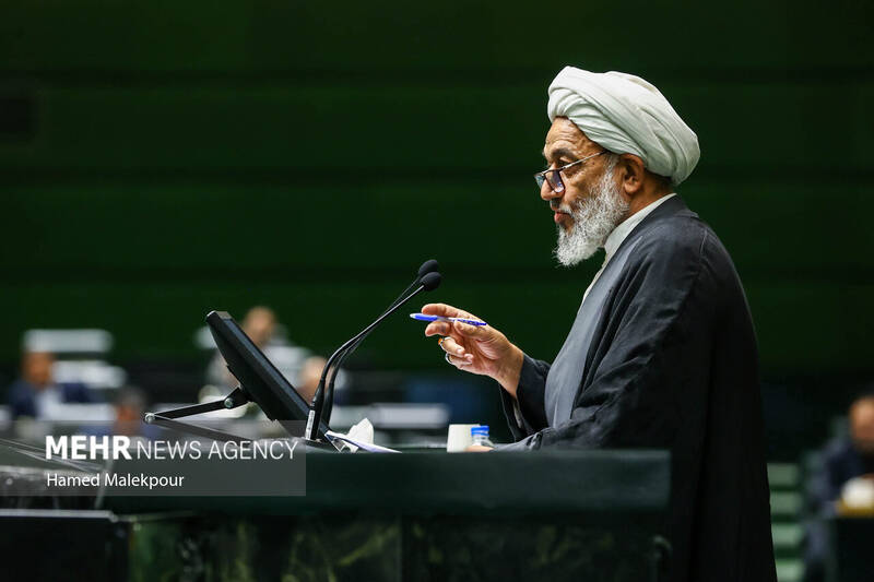 جلسه بررسی اجرای برنامه هفتم در صحن علنی مجلس با حضور رئیس جمهور