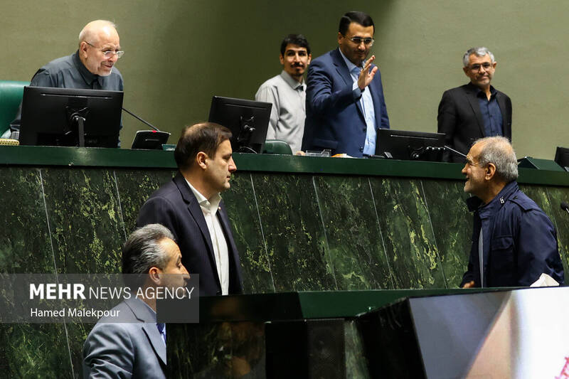 جلسه بررسی اجرای برنامه هفتم در صحن علنی مجلس با حضور رئیس جمهور