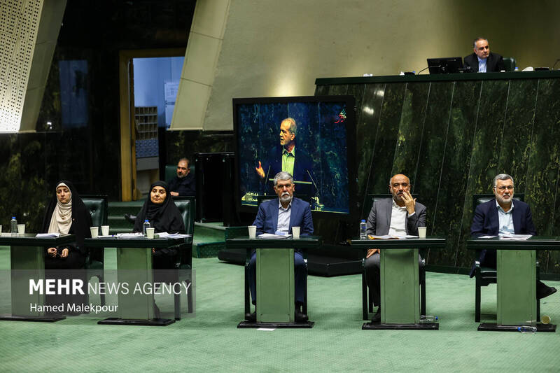 جلسه بررسی اجرای برنامه هفتم در صحن علنی مجلس با حضور رئیس جمهور