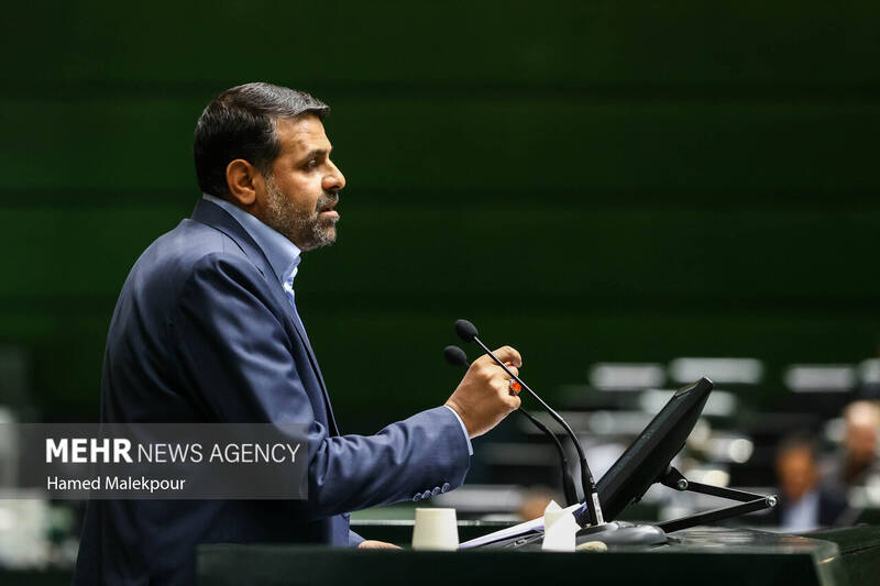 جلسه بررسی اجرای برنامه هفتم در صحن علنی مجلس با حضور رئیس جمهور
