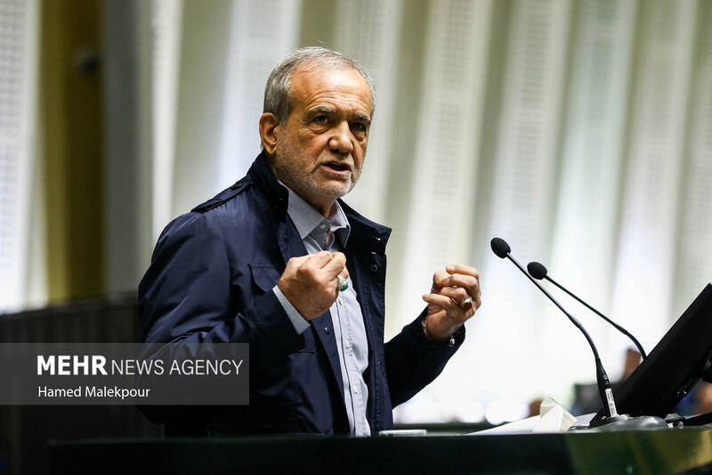 جلسه بررسی اجرای برنامه هفتم در صحن علنی مجلس با حضور رئیس جمهور