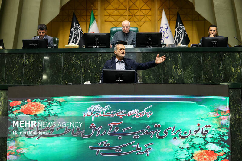 جلسه بررسی اجرای برنامه هفتم در صحن علنی مجلس با حضور رئیس جمهور