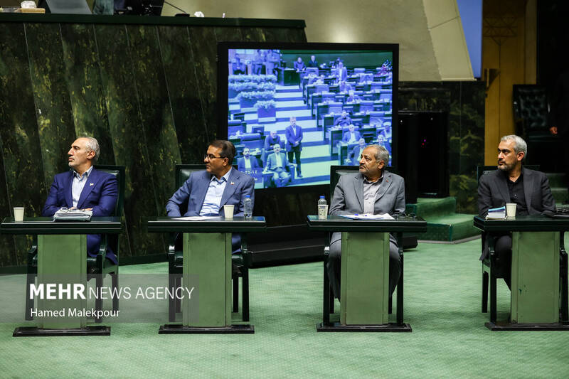 جلسه بررسی اجرای برنامه هفتم در صحن علنی مجلس با حضور رئیس جمهور