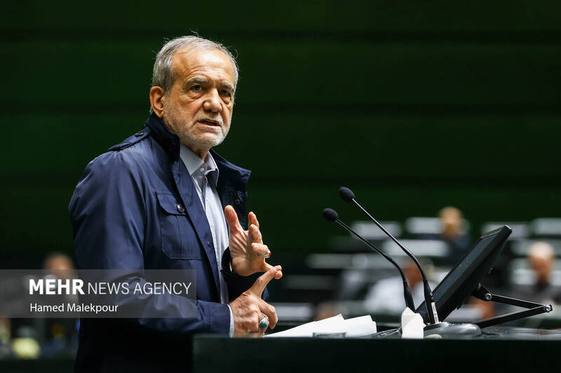 جلسه بررسی اجرای برنامه هفتم در صحن علنی مجلس با حضور رئیس جمهور