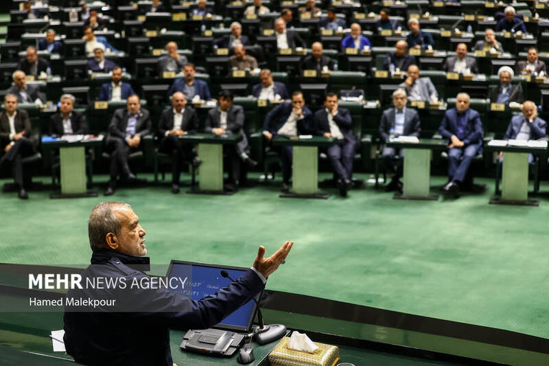 جلسه بررسی اجرای برنامه هفتم در صحن علنی مجلس با حضور رئیس جمهور
