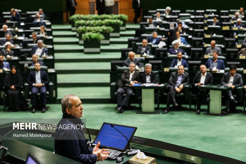 جلسه بررسی اجرای برنامه هفتم در صحن علنی مجلس با حضور رئیس جمهور