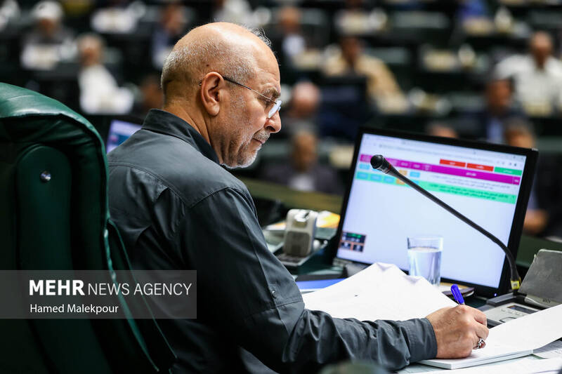 جلسه بررسی اجرای برنامه هفتم در صحن علنی مجلس با حضور رئیس جمهور