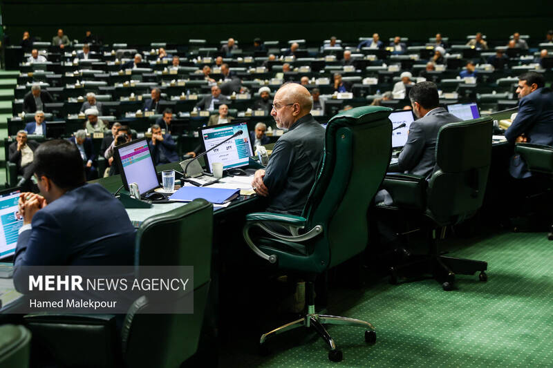 جلسه بررسی اجرای برنامه هفتم در صحن علنی مجلس با حضور رئیس جمهور