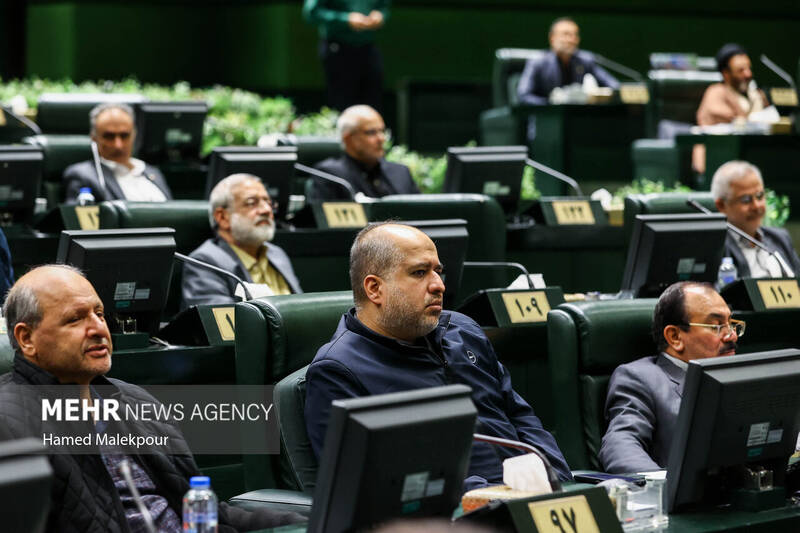 جلسه بررسی اجرای برنامه هفتم در صحن علنی مجلس با حضور رئیس جمهور