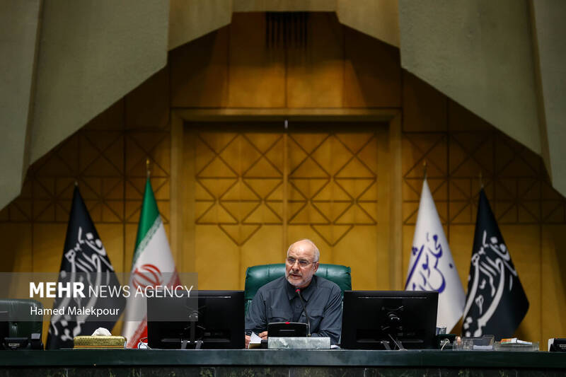 جلسه بررسی اجرای برنامه هفتم در صحن علنی مجلس با حضور رئیس جمهور