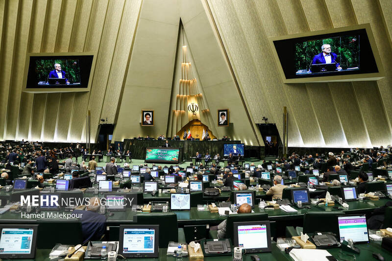 جلسه بررسی اجرای برنامه هفتم در صحن علنی مجلس با حضور رئیس جمهور