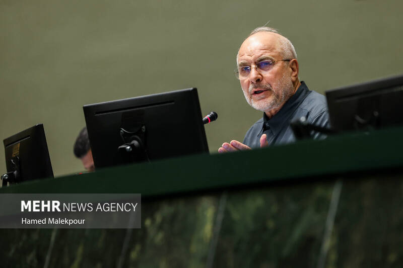 جلسه بررسی اجرای برنامه هفتم در صحن علنی مجلس با حضور رئیس جمهور