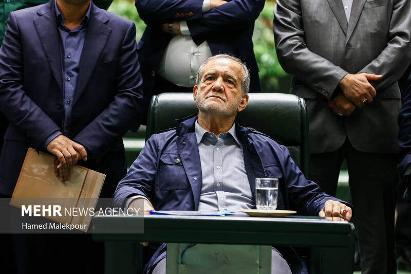 جلسه بررسی اجرای برنامه هفتم در صحن علنی مجلس با حضور رئیس جمهور