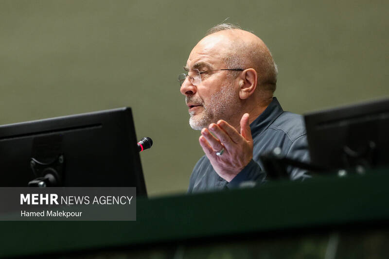 جلسه بررسی اجرای برنامه هفتم در صحن علنی مجلس با حضور رئیس جمهور