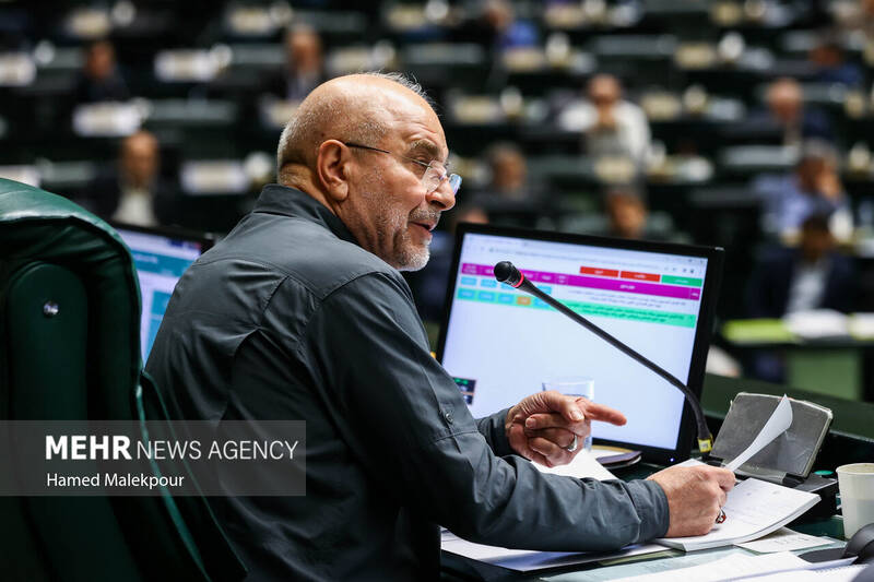 جلسه بررسی اجرای برنامه هفتم در صحن علنی مجلس با حضور رئیس جمهور