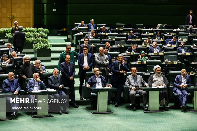 جلسه بررسی اجرای برنامه هفتم در صحن علنی مجلس با حضور رئیس جمهور