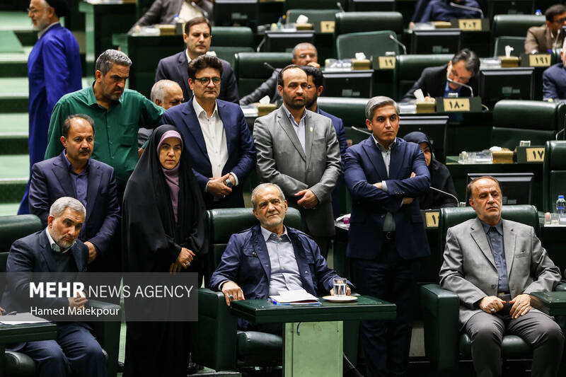 جلسه بررسی اجرای برنامه هفتم در صحن علنی مجلس با حضور رئیس جمهور