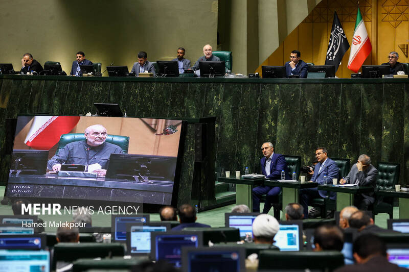 جلسه بررسی اجرای برنامه هفتم در صحن علنی مجلس با حضور رئیس جمهور