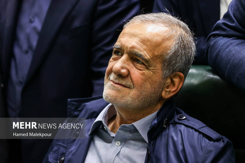 جلسه بررسی اجرای برنامه هفتم در صحن علنی مجلس با حضور رئیس جمهور