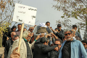 عکس / حضور چهره‌ها در تشییع پیکر "همایون ارشادی"