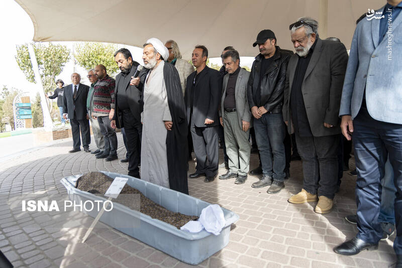 عکس / حضور چهره‌ها در تشییع پیکر "همایون ارشادی" 11