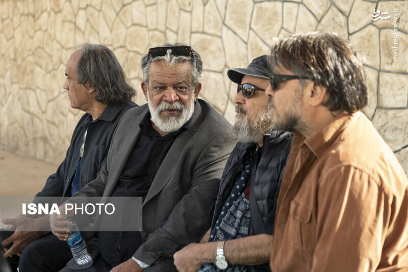 عکس / حضور چهره‌ها در تشییع پیکر "همایون ارشادی" 25